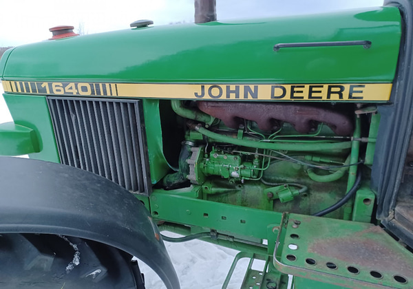 Traktor John Deere 1640 4 wd, Piggkedjor, renoverad