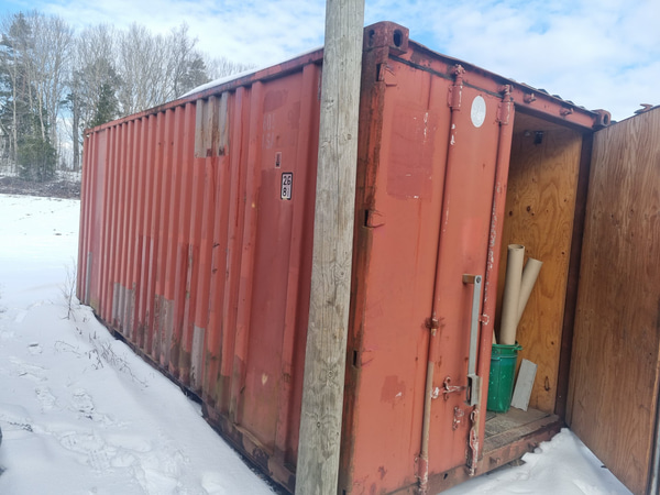 Container isolerad 20 fot med diverse prylar.