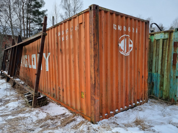 Container 40 fot High cube med diverse prylar.